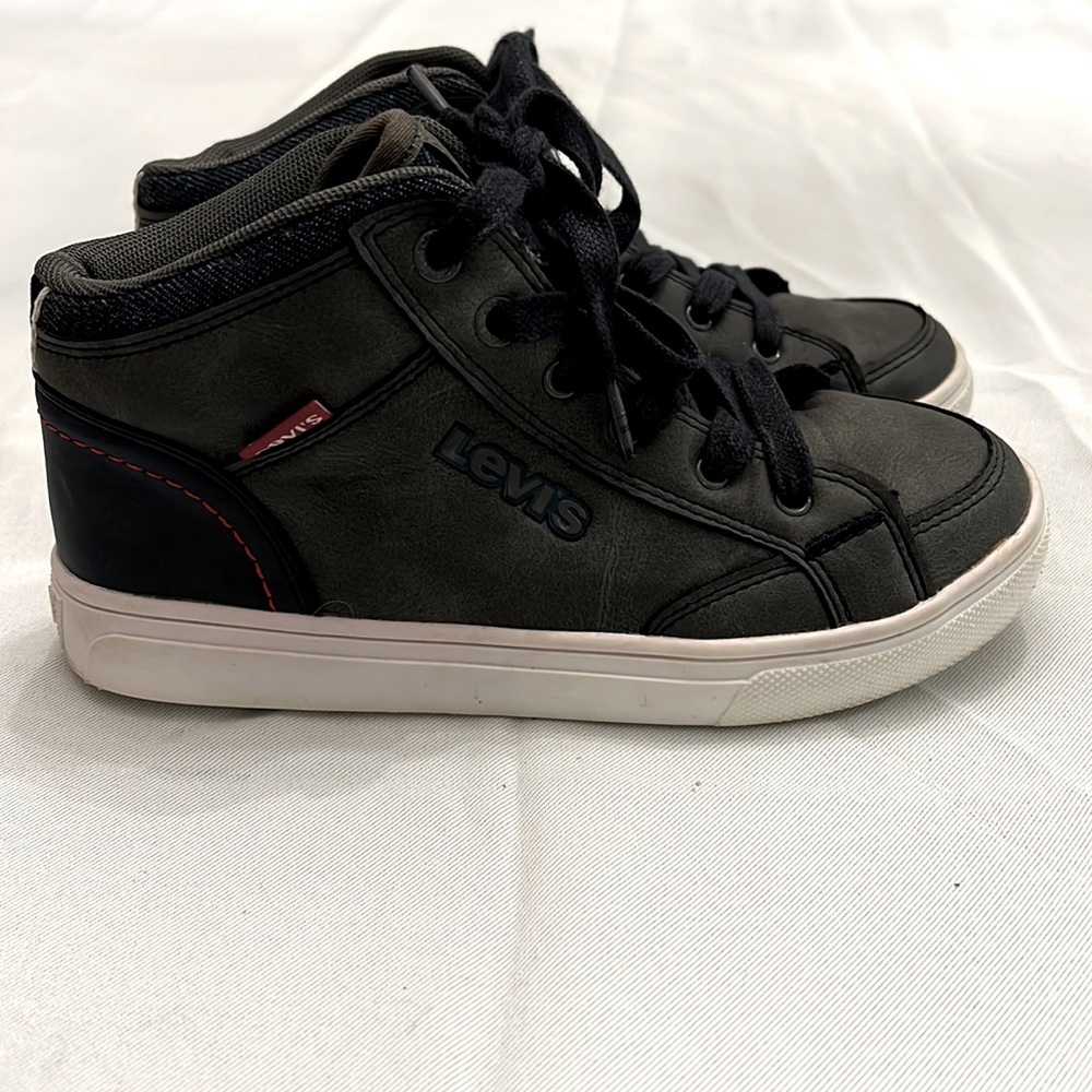Boys size 3 gray  Levi’s sneakers